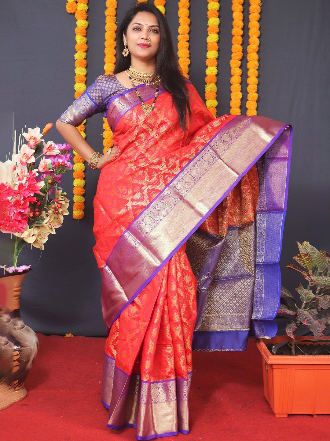

Royal Rajgharana Saree Floral Woven Design Zari Silk Cotton Kanjeevaram Saree, Red