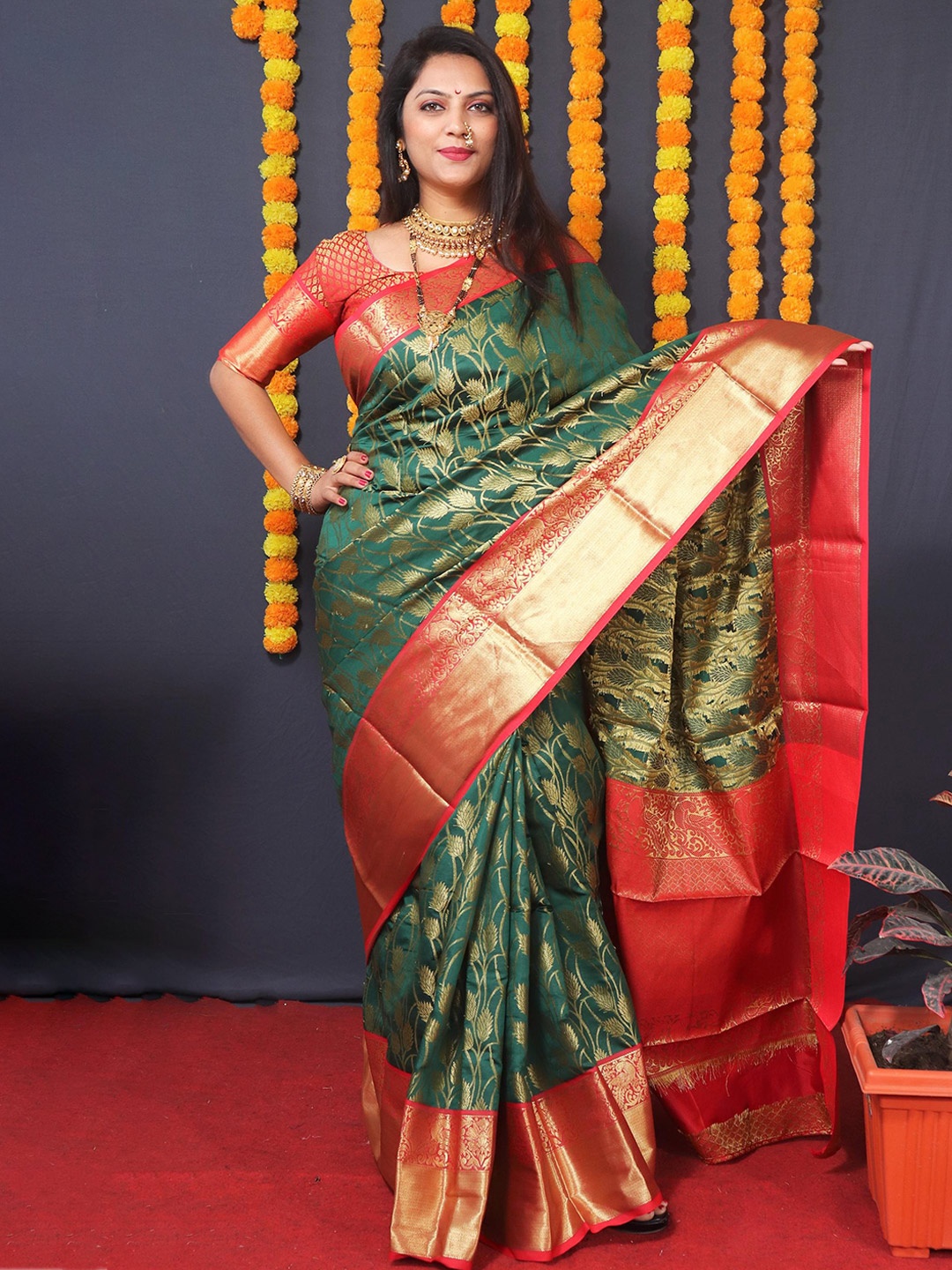 

Royal Rajgharana Saree Woven Design Zari Silk Cotton Kanjeevaram Sarees, Green