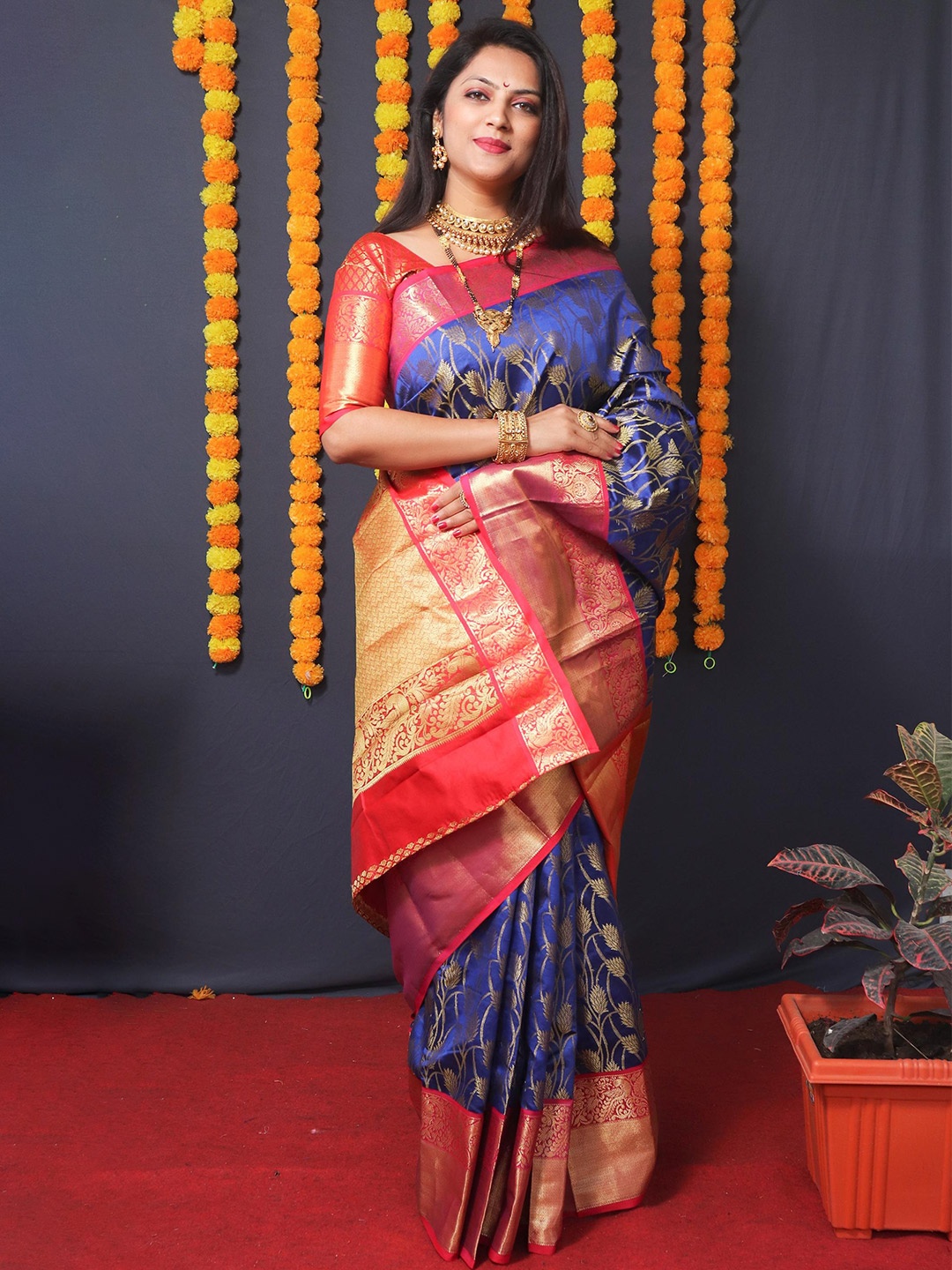 

Royal Rajgharana Saree Floral Woven Design Zari Silk Cotton Kanjeevaram Saree, Blue