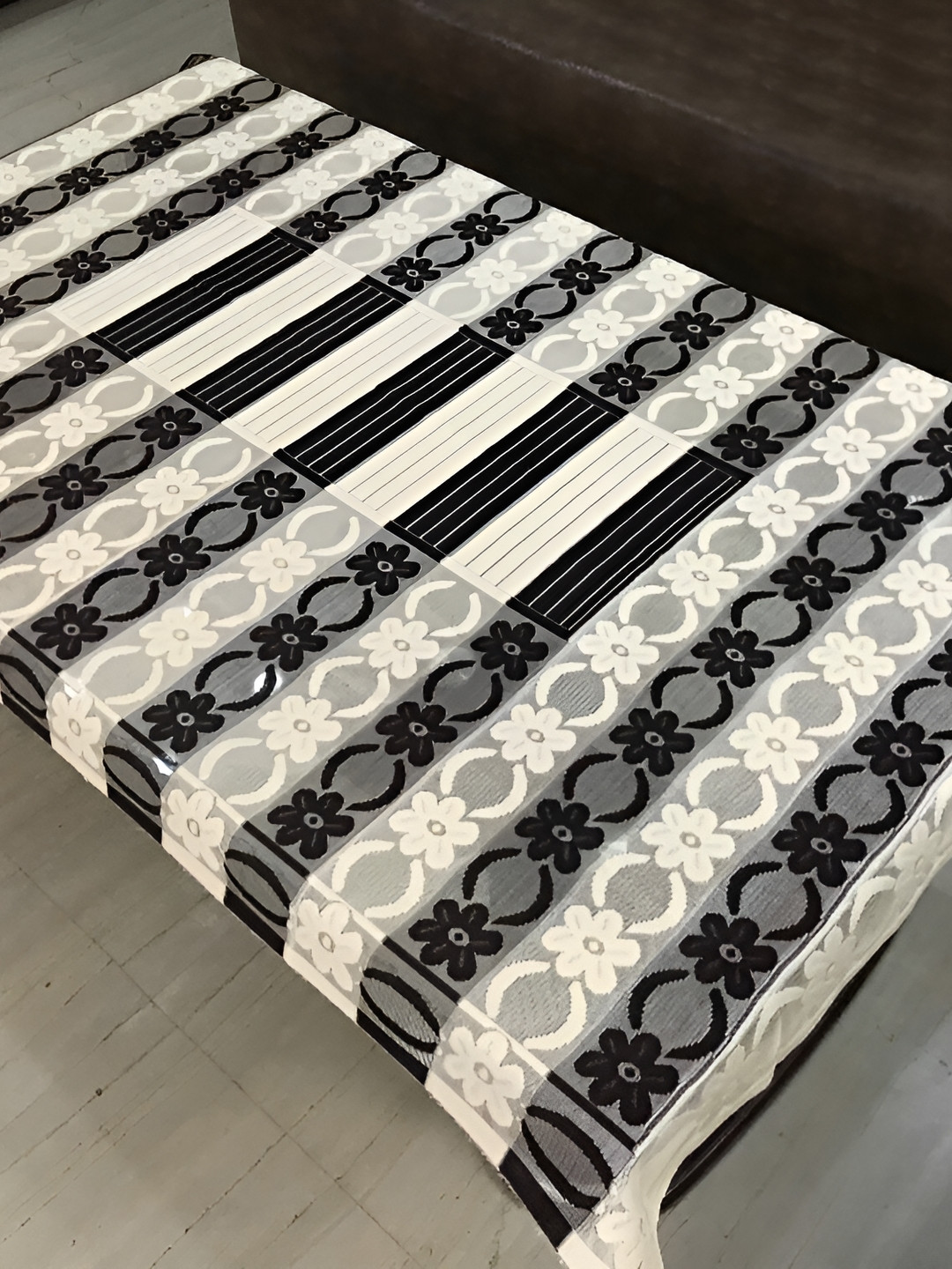 

BIGGER FISH White & Black Cotton 4-Seater Table Cover
