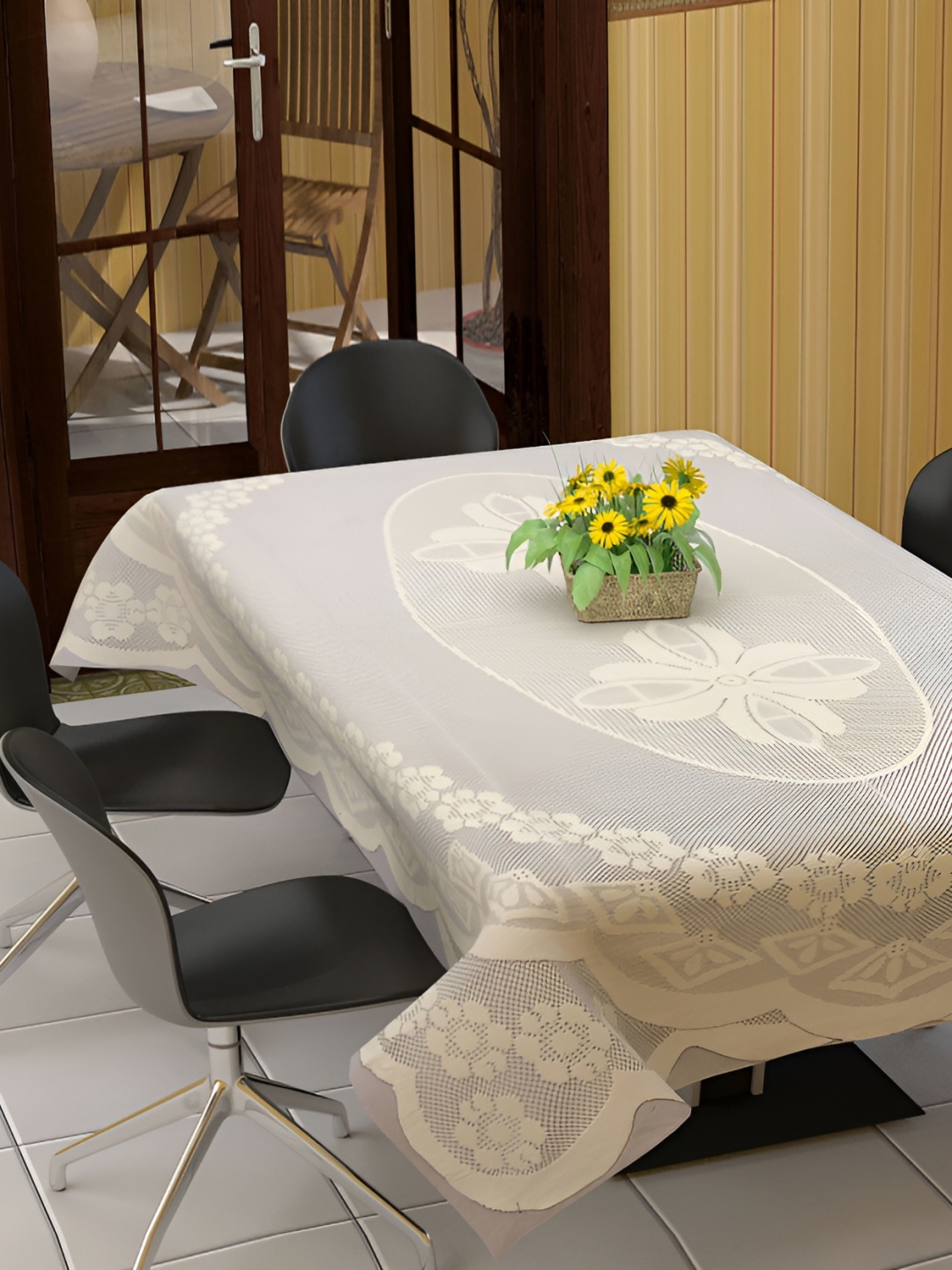 

BIGGER FISH Beige & White Cotton 6 Seater Table Cover