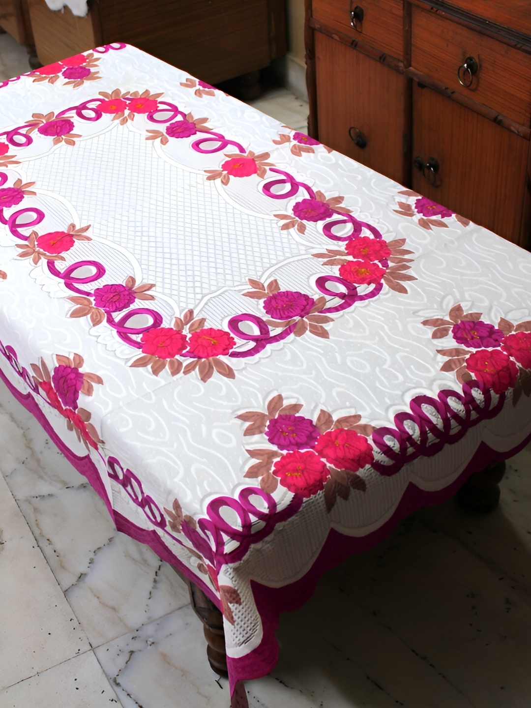 

BIGGER FISH Pink & White Cotton 2 Seater Table Cover