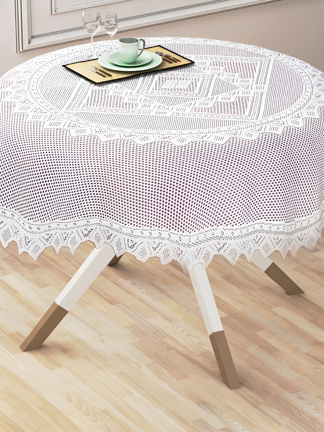 

BIGGER FISH White Embroidered 2-Seater Table Cover
