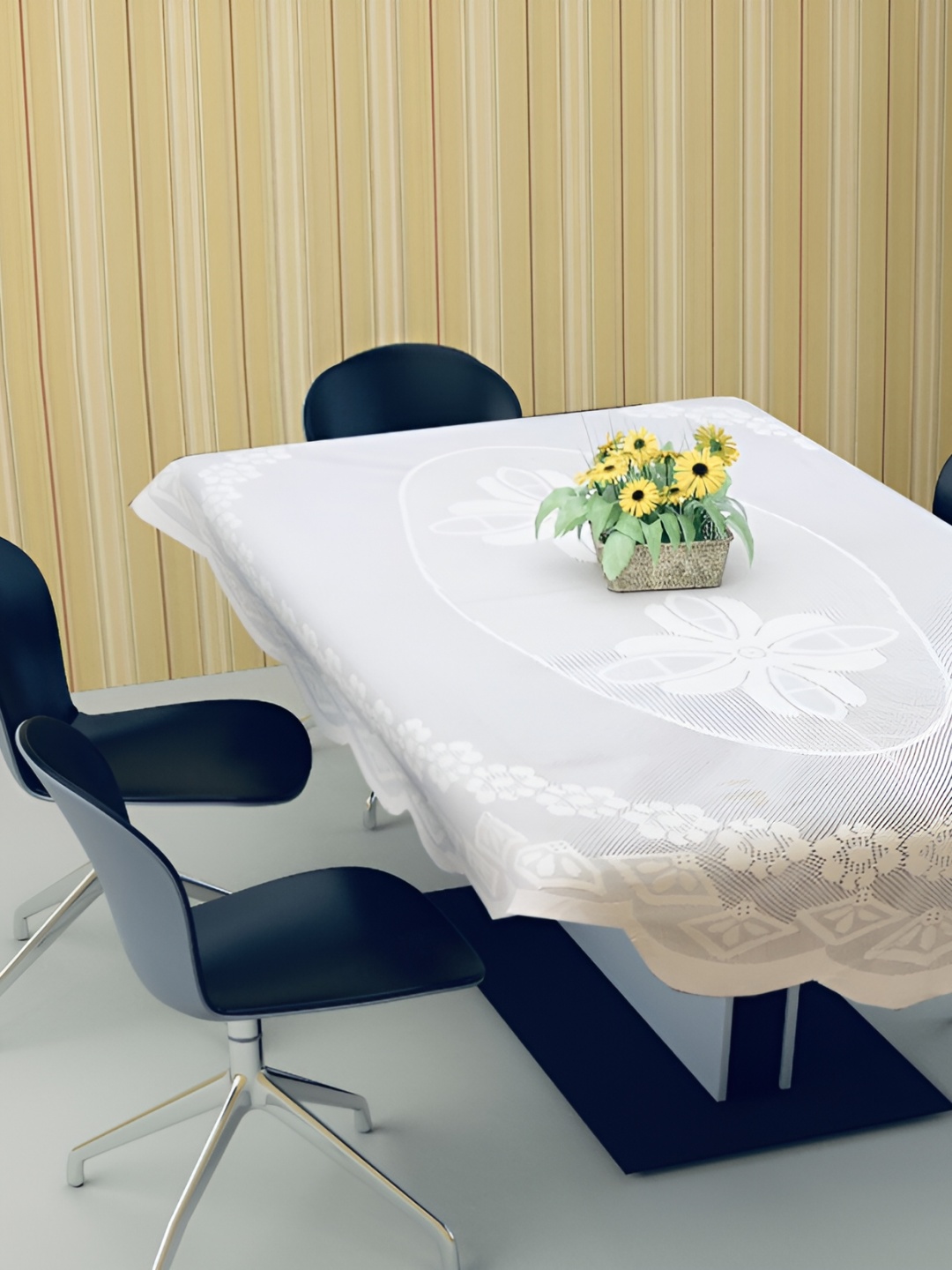 

BIGGER FISH White Floral Cotton 6-Seater Table Cover