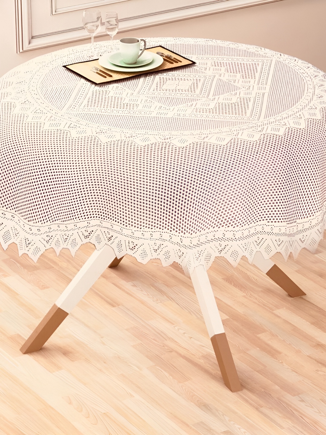 

BIGGER FISH Beige & White Cotton 6 Seater Table Cover