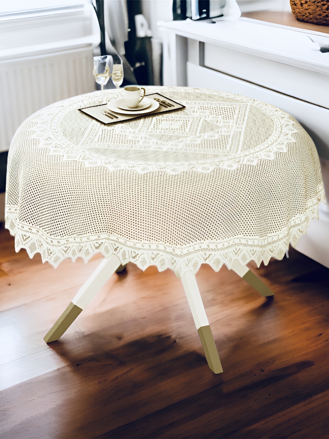 

BIGGER FISH Beige & White Cotton 4 Seater Table Cover