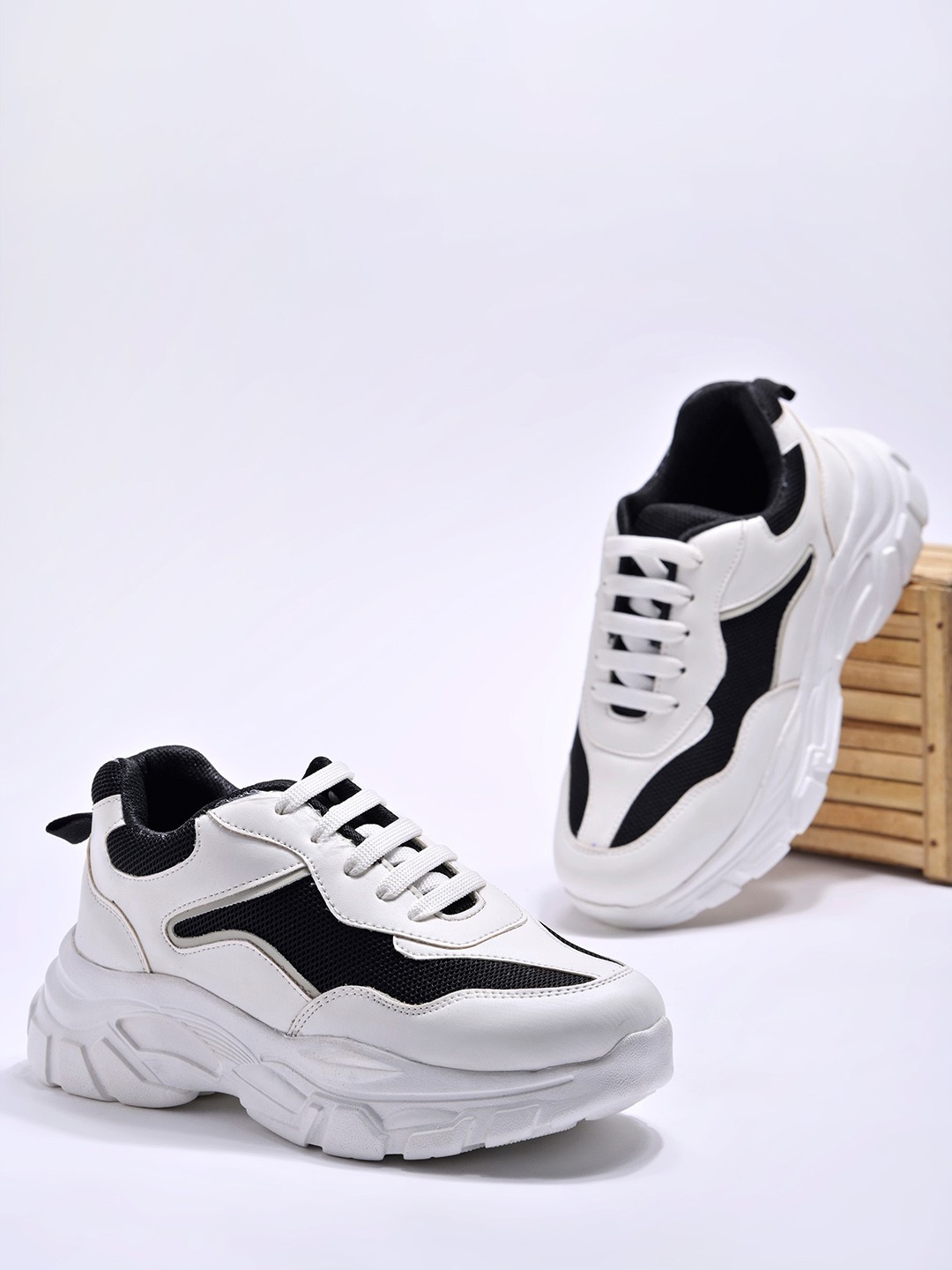 

MOZAFIA Women Colourblocked Lightweight Sneakers, Black