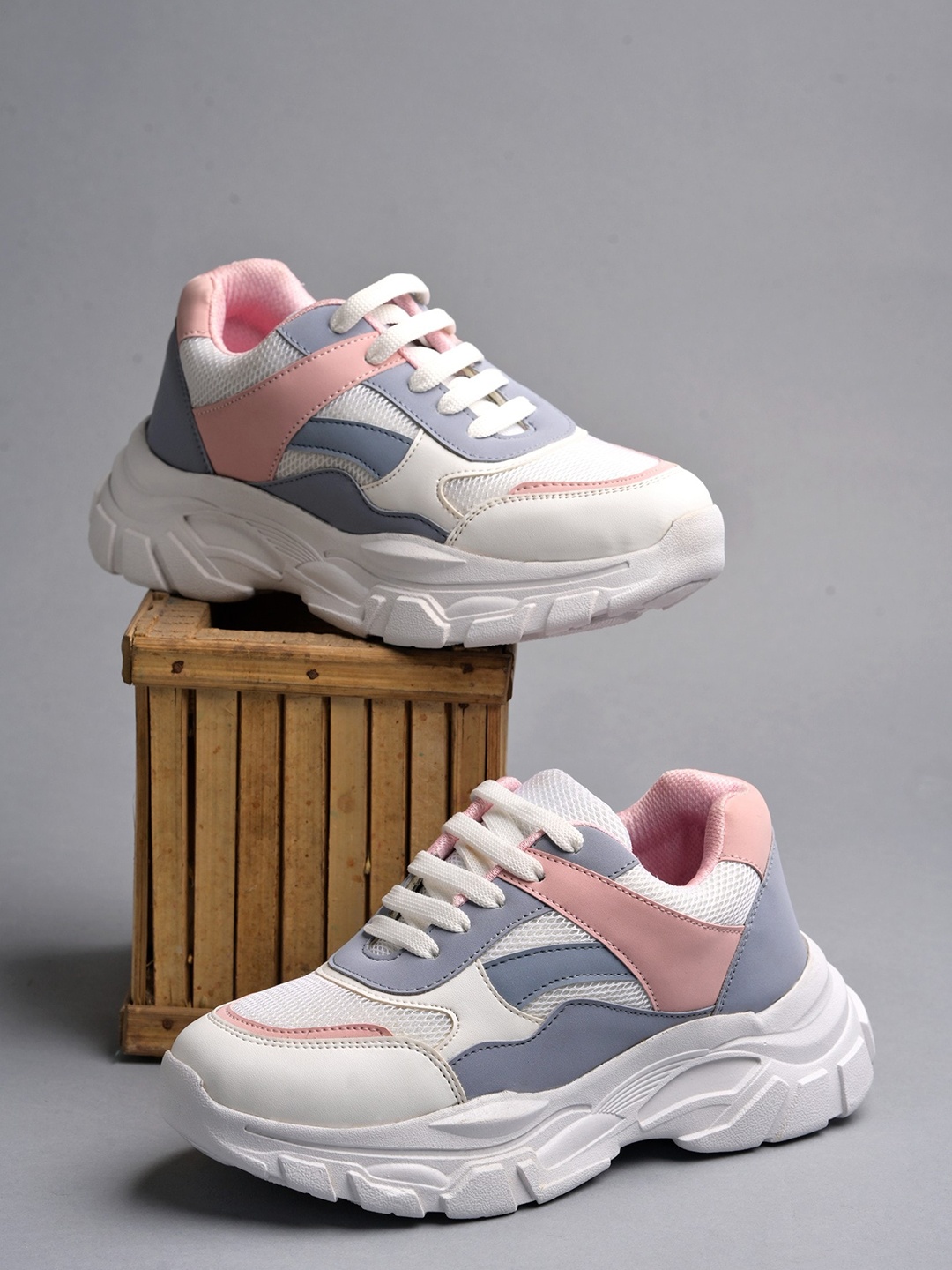 

MOZAFIA Women Colourblocked Lightweight Comfort Insole Contrast Sole Lace-Ups Sneakers, Blue