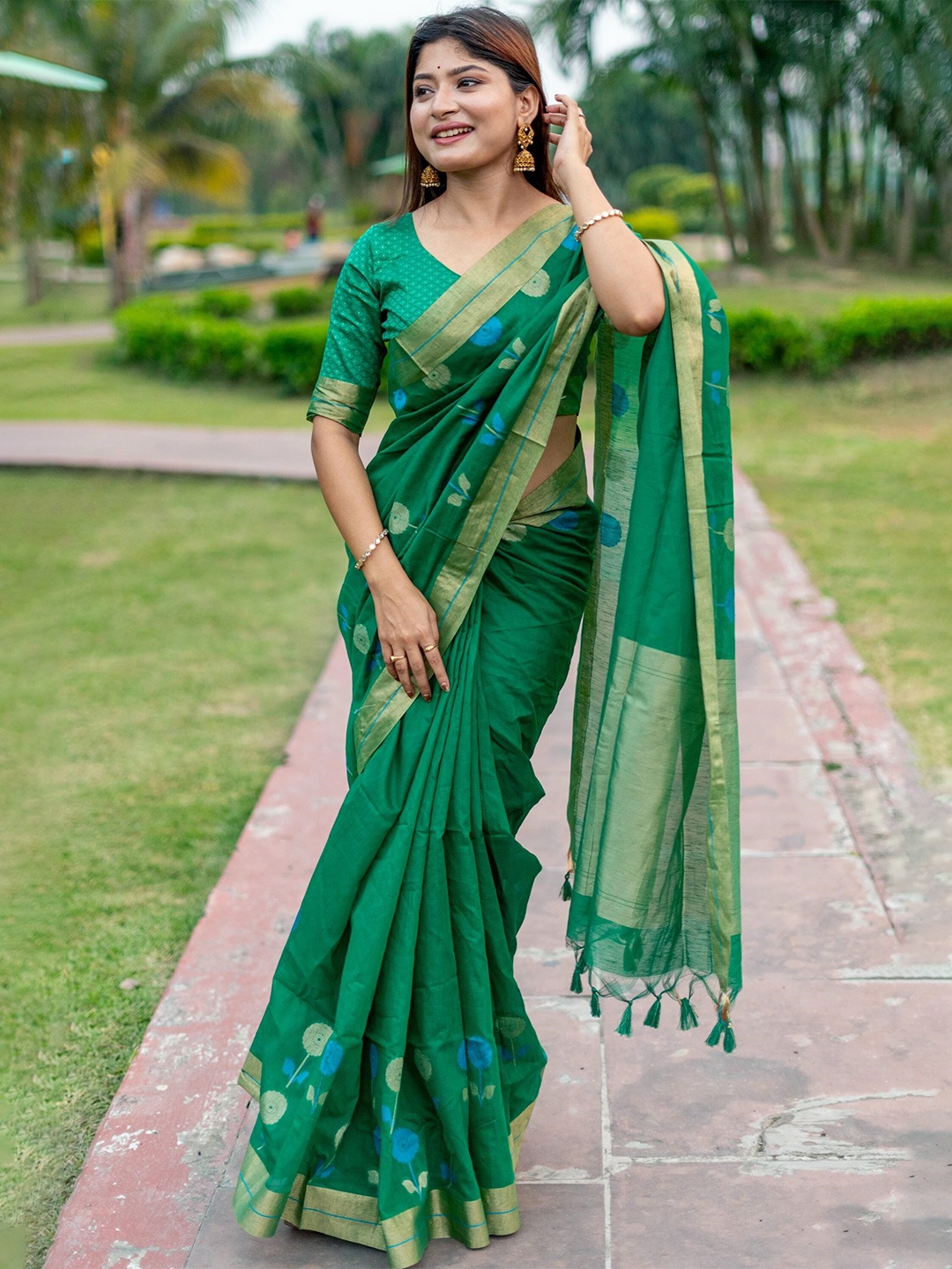 

Mitera Green Ethnic Motifs Woven Design Zari Pure Linen Saree
