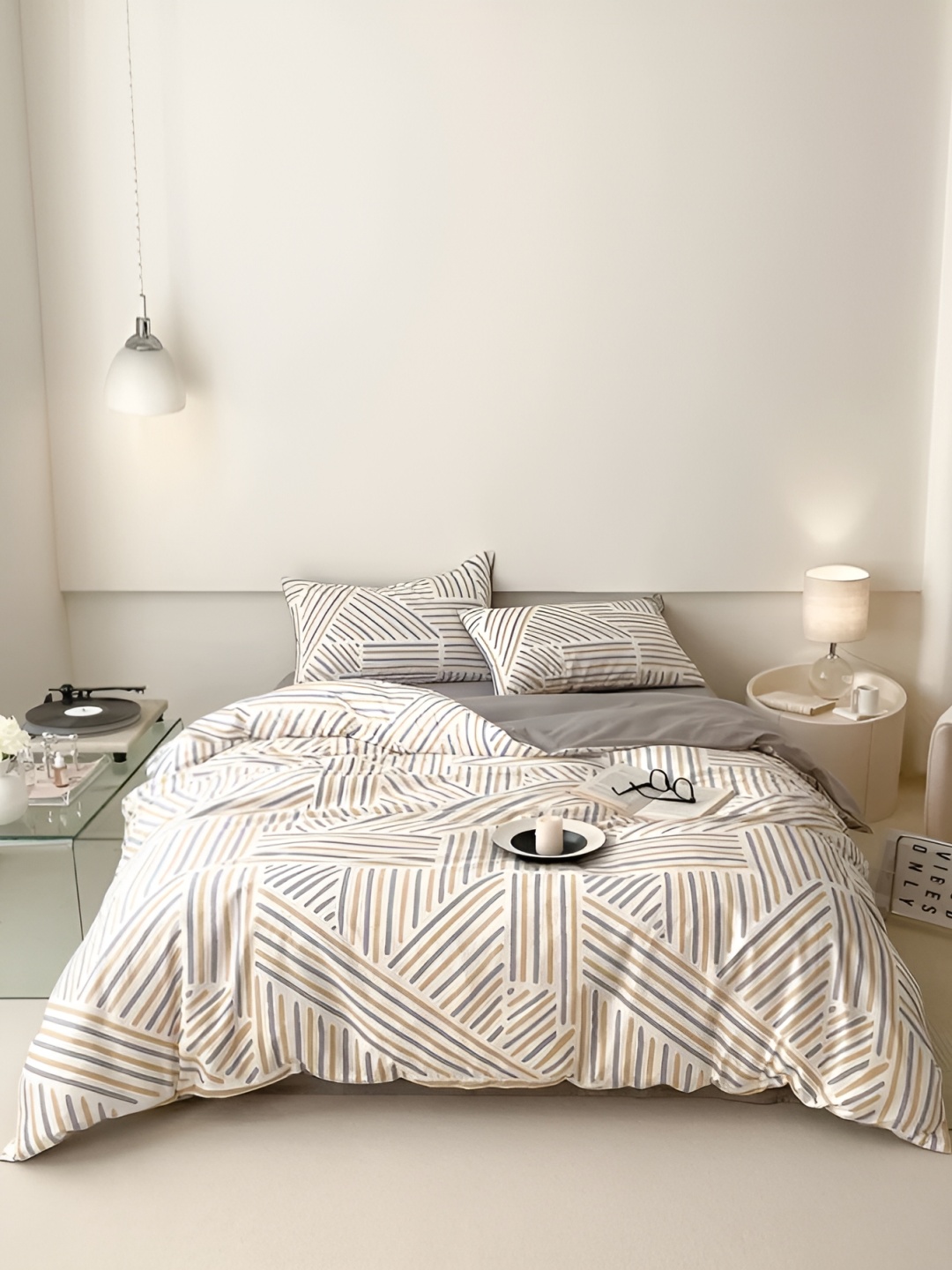 

Innovative Edge White Abstract 160 TC Cotton Fitted King Bedsheet With 2 Pillow Covers