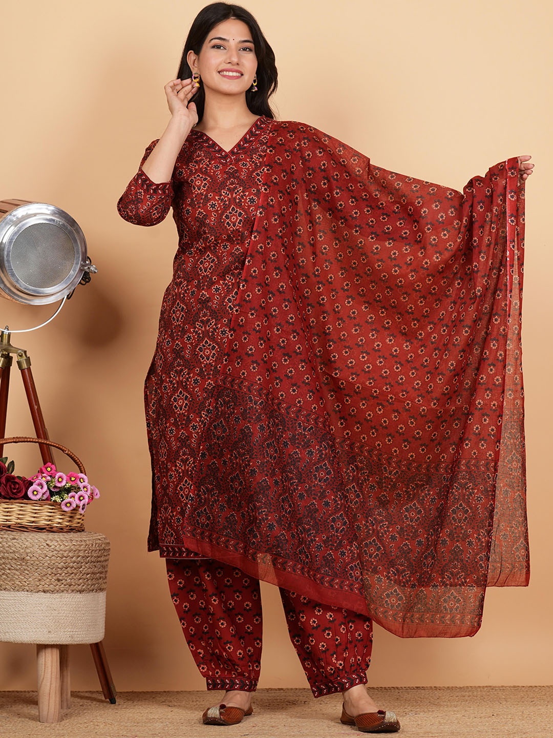 

Vbuyz Floral Printed V-Neck Pure Cotton Kurta with Salwar & Dupatta, Maroon