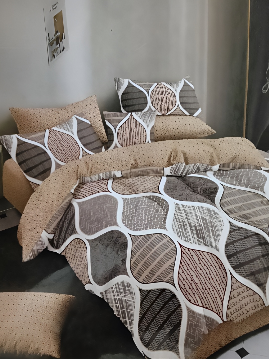 

Signature Beige & Brown Geometric 160 TC King Bedsheet with 2 Pillow Covers