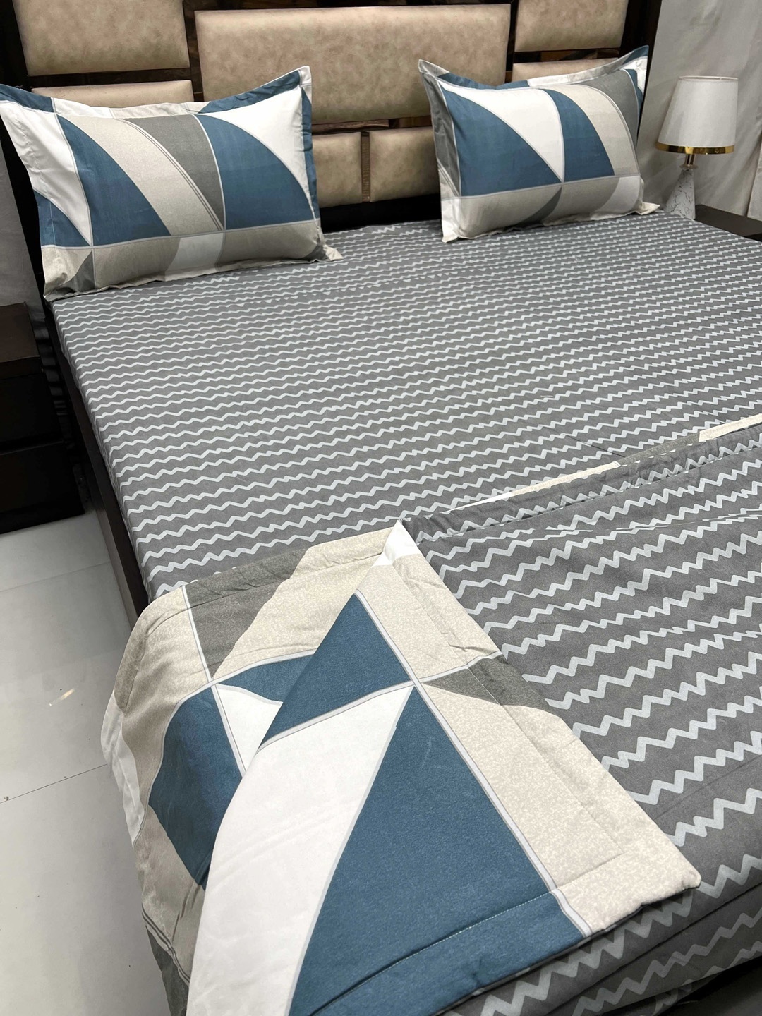 

Pure Decor Grey & White 4 Pieces Geometric Printed Cotton Fine King Bedding Set