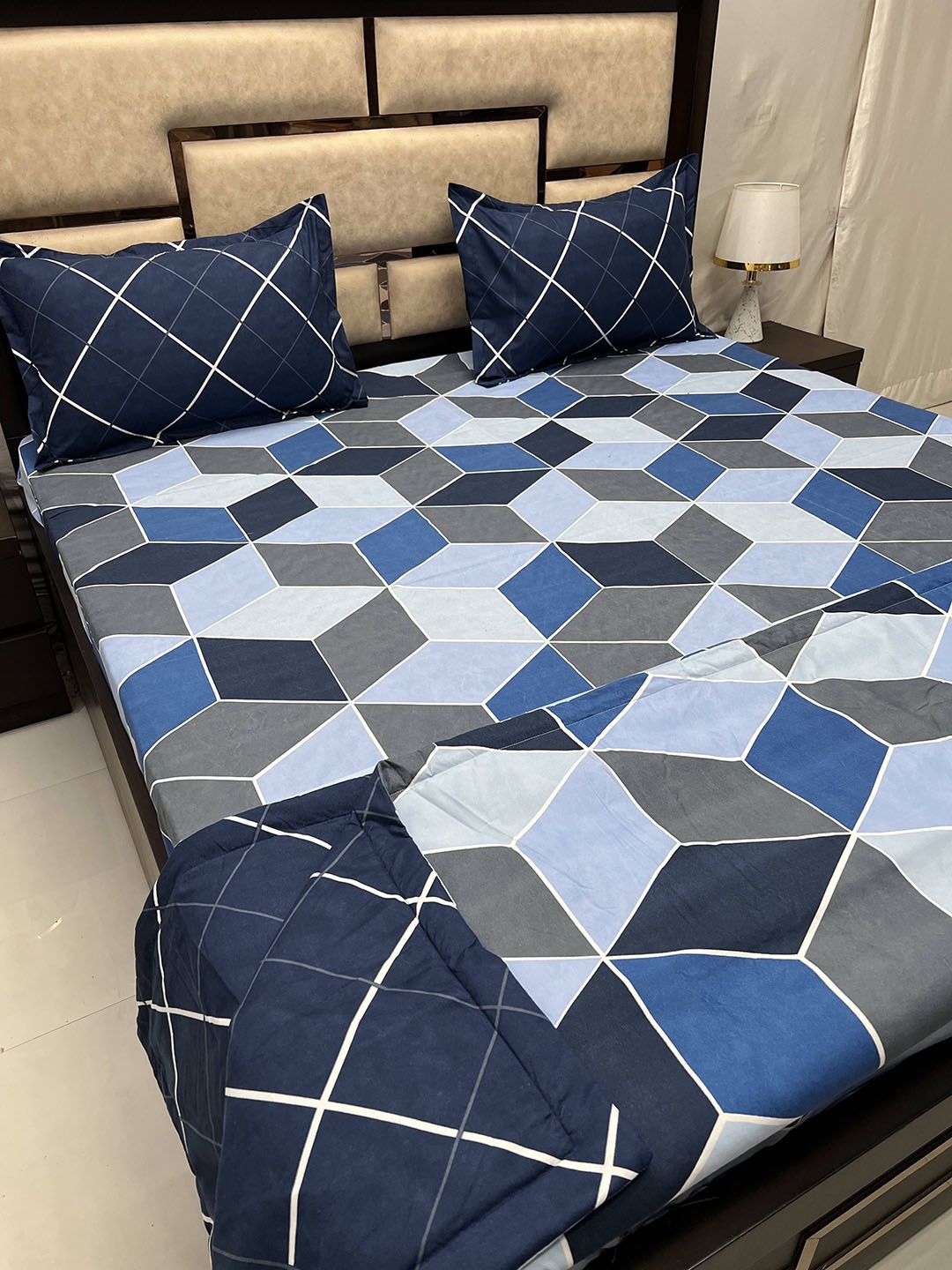 

Pure Decor Blue & White 4 Pieces Geometric Printed Cotton Superfine King Bedding Set