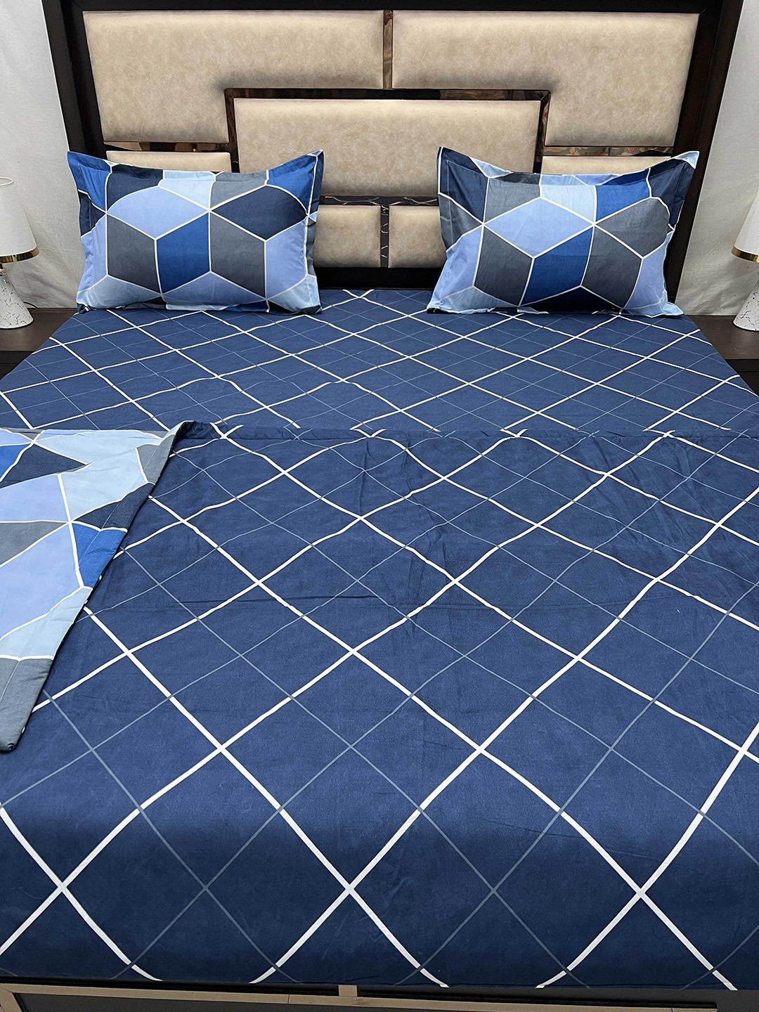 

Pure Decor Blue & White 4 Pieces Geometric Printed Cotton Superfine King Bedding Set