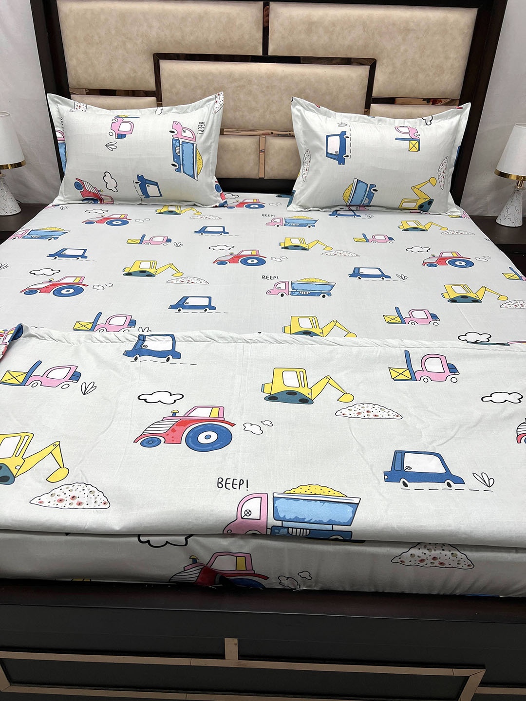 

Pure Decor Grey & Red 4 Pieces Quirky Printed Cotton Superfine King Bedding Set