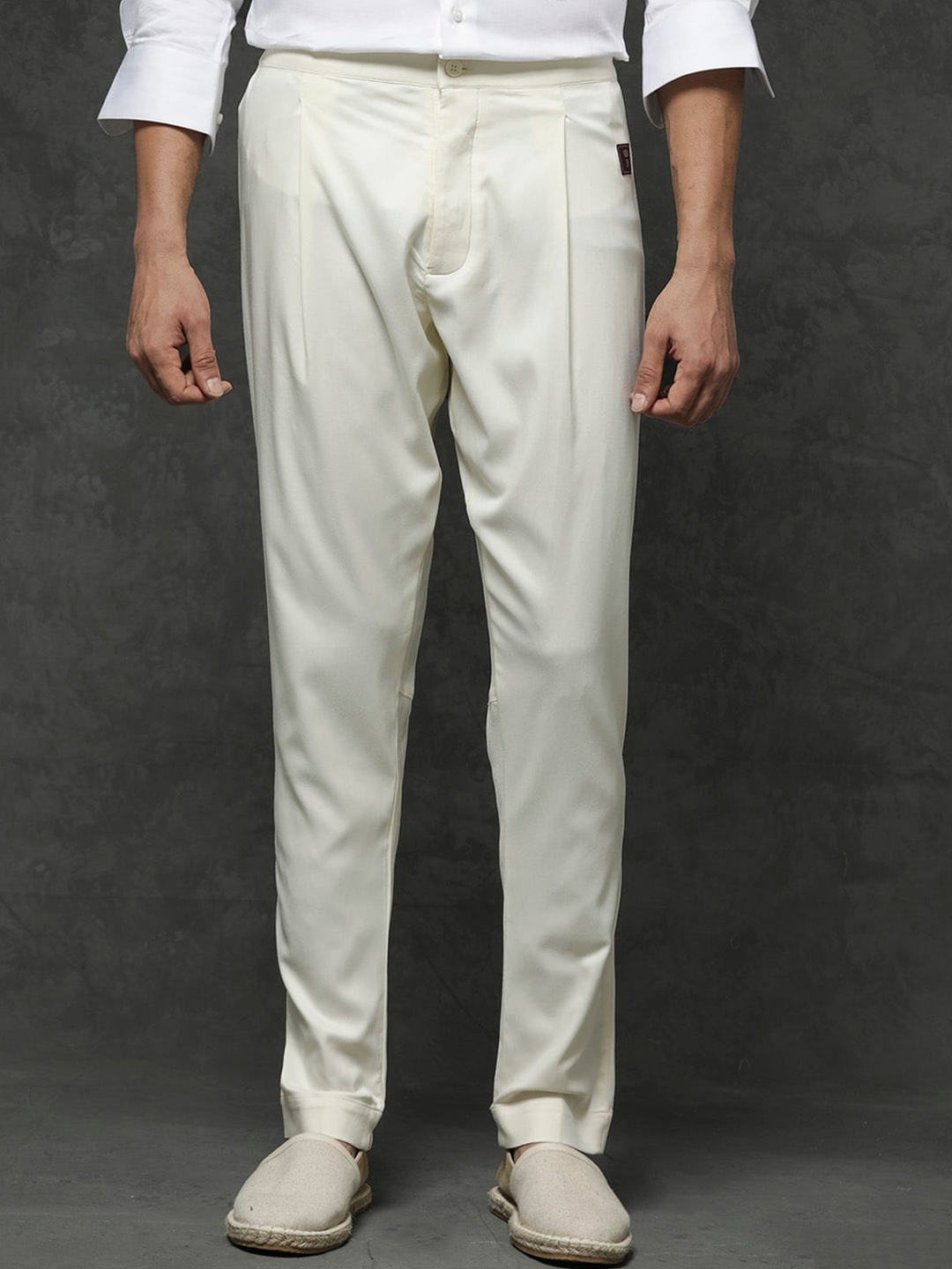 

RARE RABBIT Men Mid-Rise Easy Wash Pleated Trousers, Off white