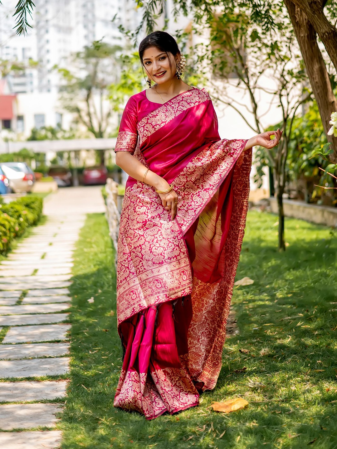 

Kandora Ethnic Motifs Woven Design Zari Pure Silk Saree, Red