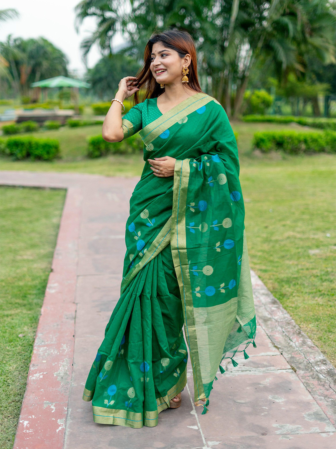 

Kandora Ethnic Motifs Woven Design Zari Detailed Saree, Green
