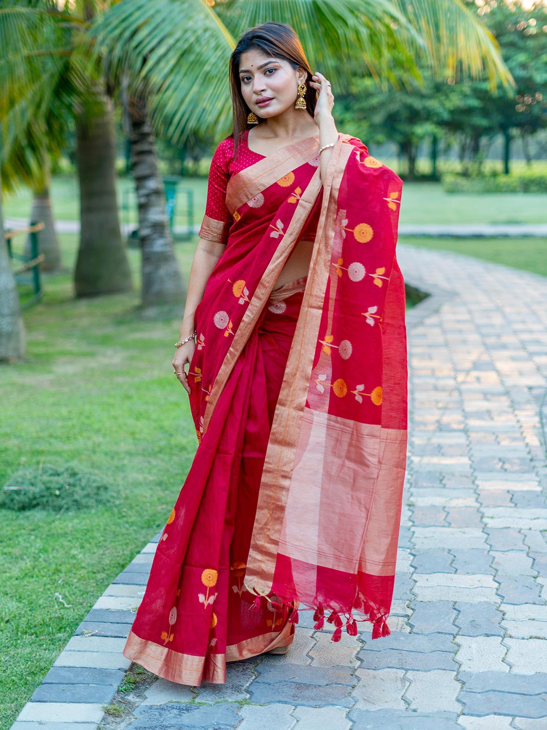 

Kandora Ethnic Motifs Woven Design Zari Detailed Saree, Red