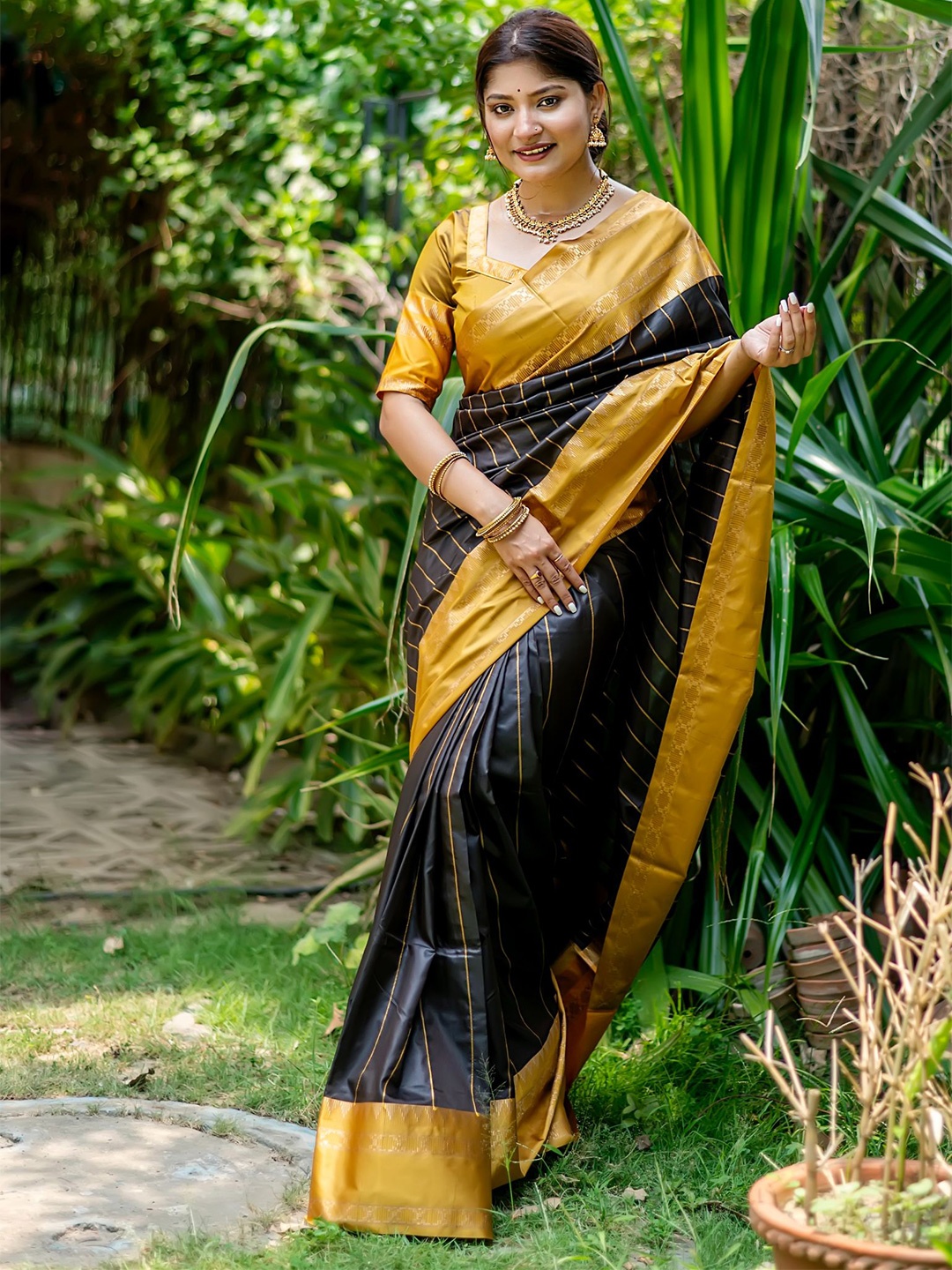 

Kandora Ethnic Motifs Woven Design Zari Pure Silk Saree, Yellow