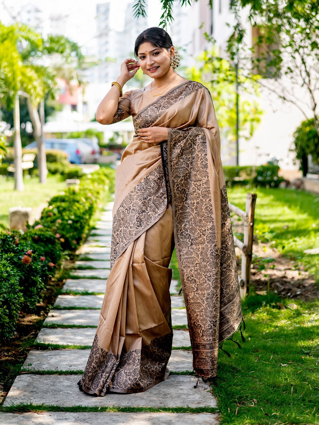 

Kandora Woven Design Zari Pure Silk Saree, Beige