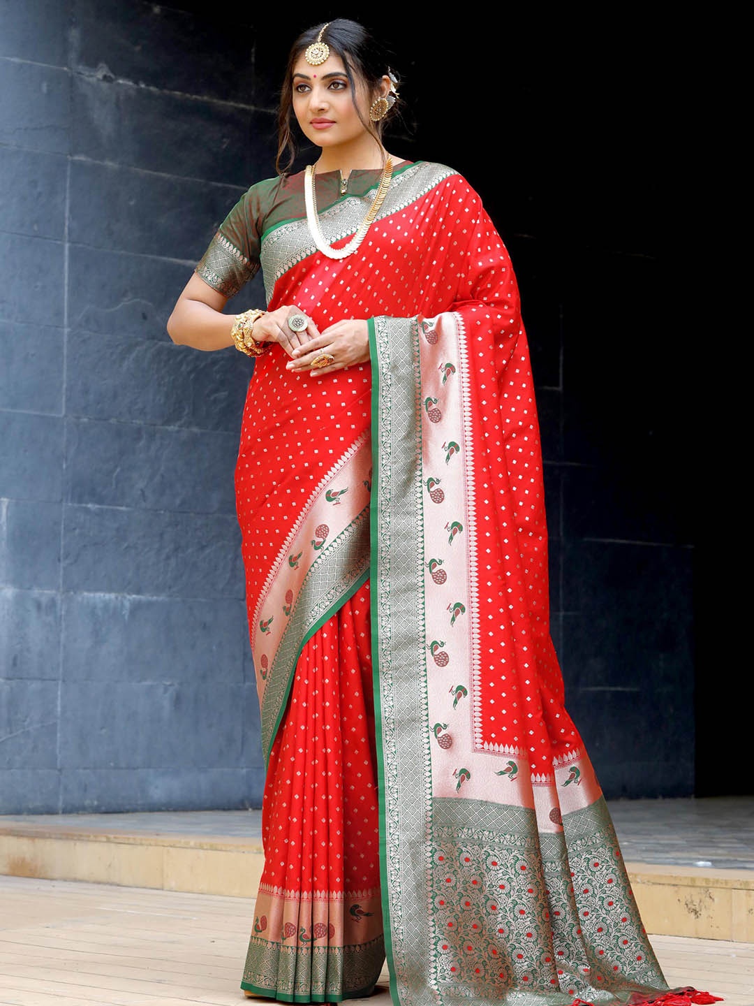 

Kandora Ethnic Motif Woven Design Zari Pure Silk Banarasi Saree, Red