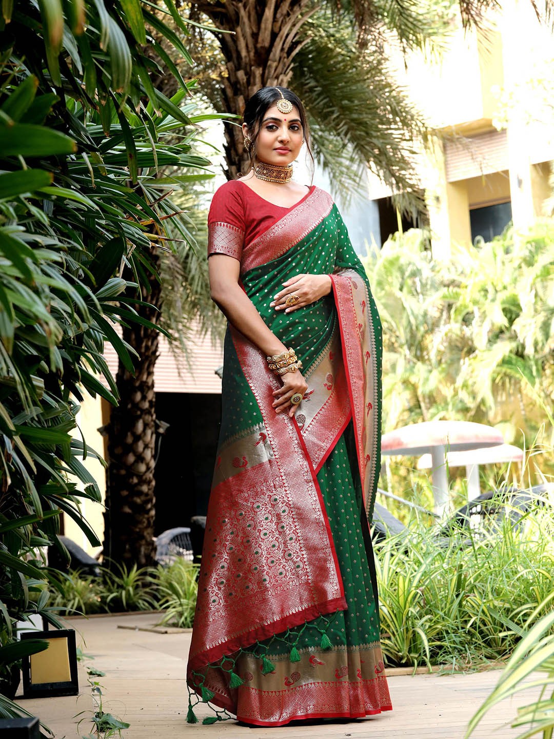 

Kandora Woven Design Zari Pure Silk Banarasi Saree, Green