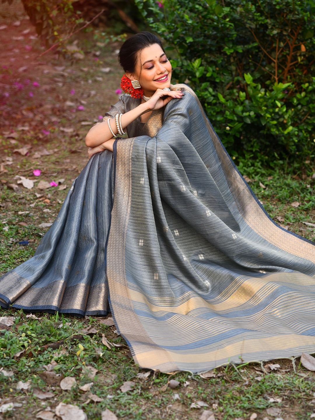 

Kandora Woven Design Zari Pure Silk Saree, Grey