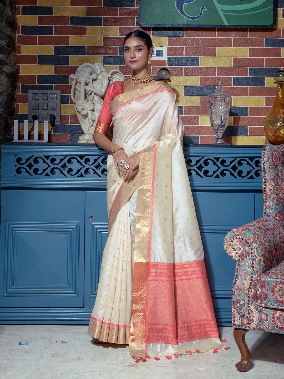 

Kandora Ethnic Motifs Woven Designed Zari Pure Silk Tussar Saree, White