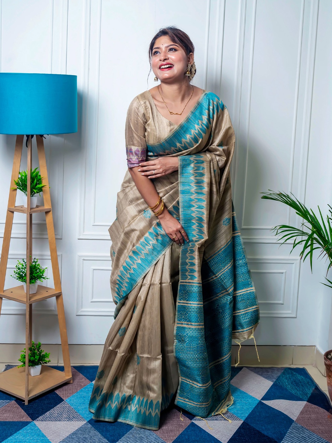

Kandora Geometric Woven Design Pure Silk Tussar Saree, Grey