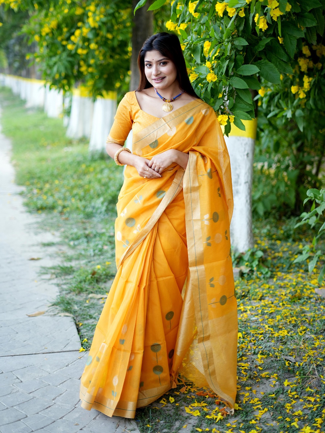 

Kandora Floral Woven Design Zari Saree, Yellow