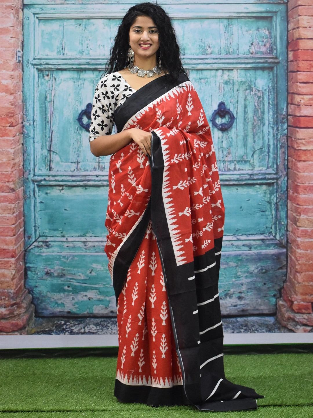 

KIAARON Geometric Printed Pure Cotton Block Print Saree, Red