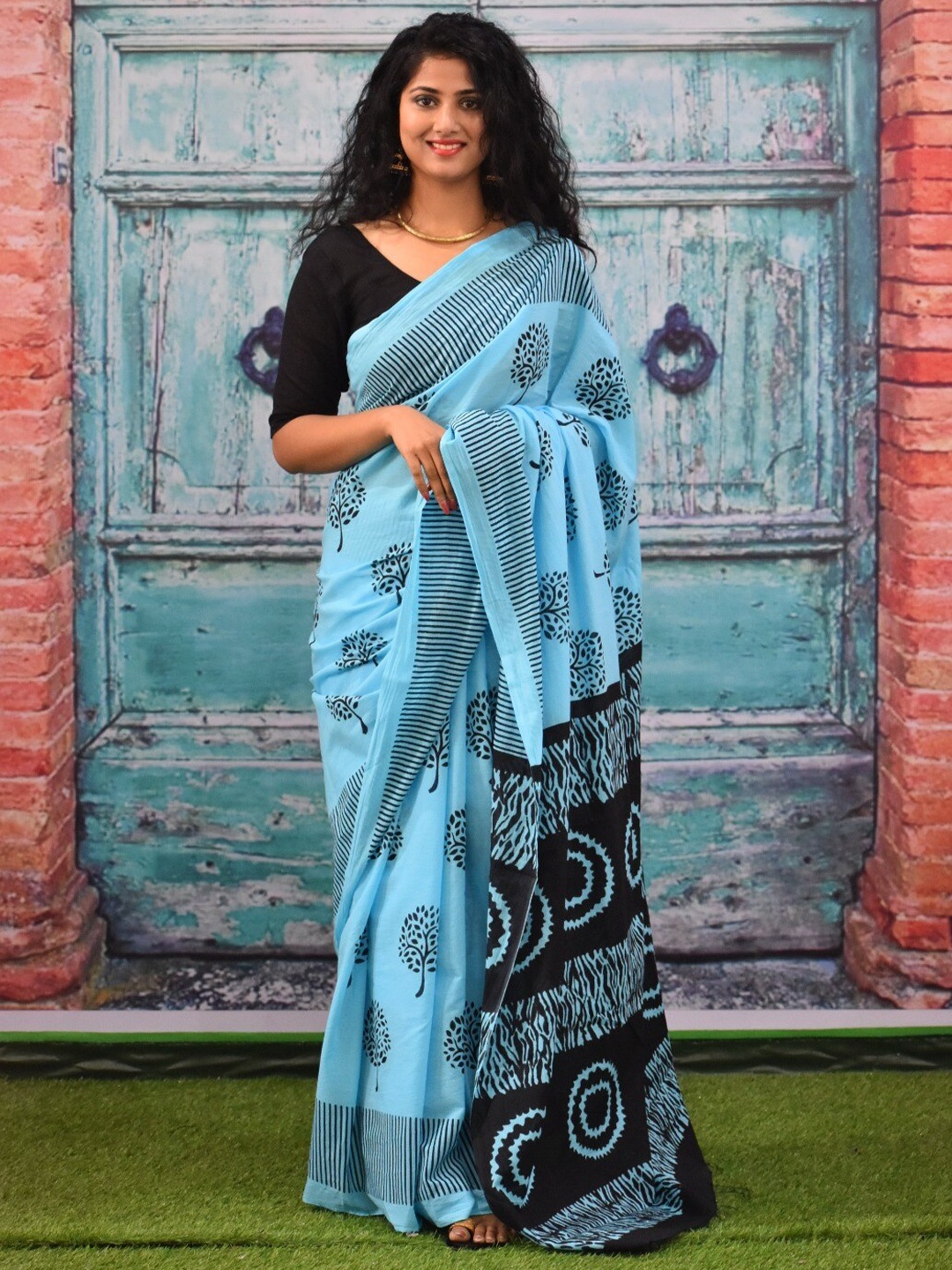 

KIAARON Floral Printed Pure Cotton Saree, Turquoise blue