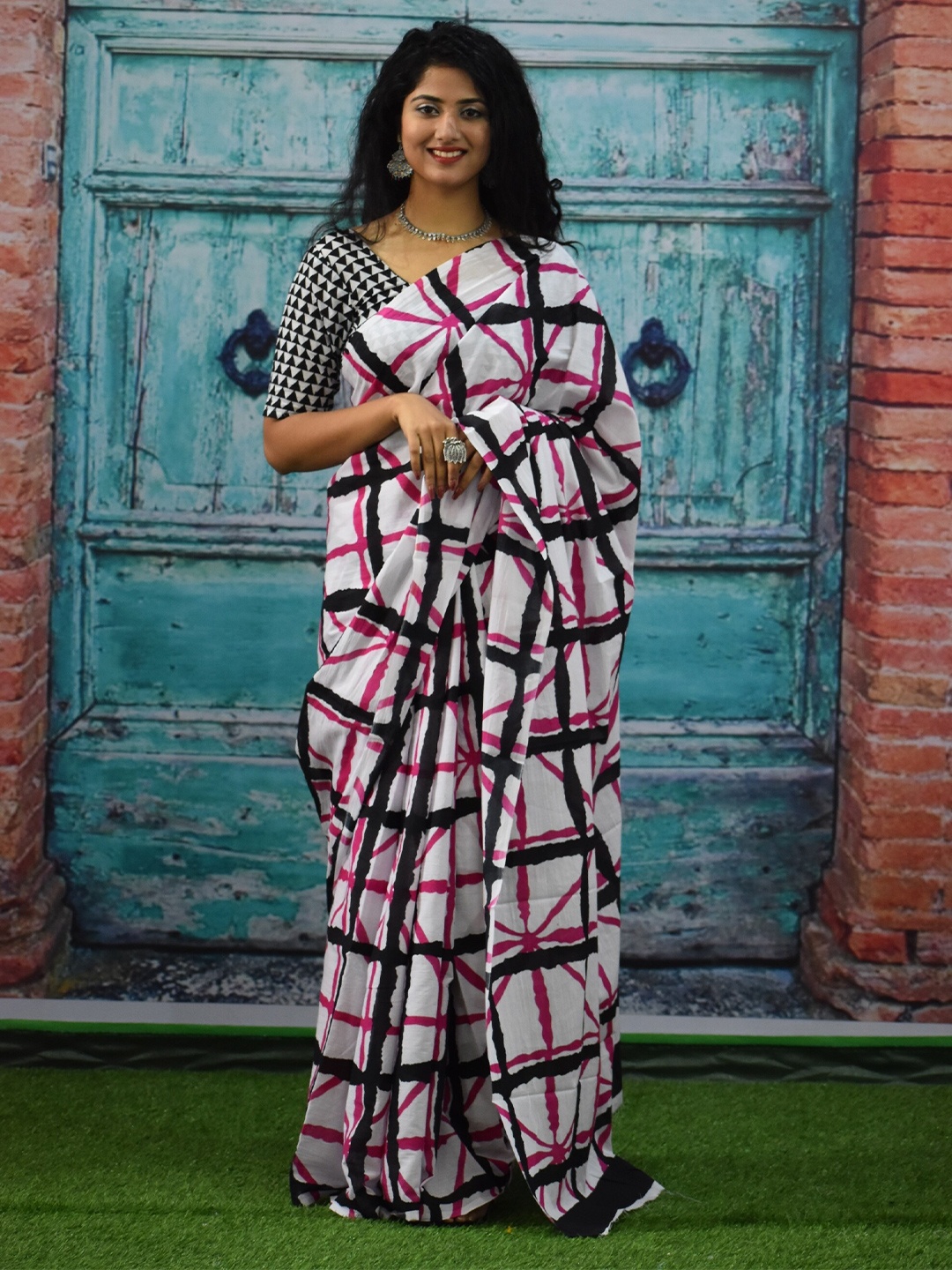 

KIAARON Geometric Printed Pure Cotton Saree, White