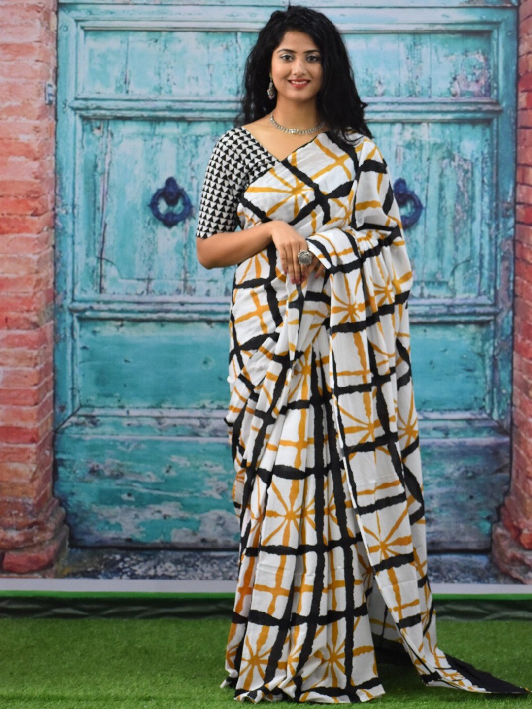 

KIAARON Pure Cotton Geometric Block Print Saree, White