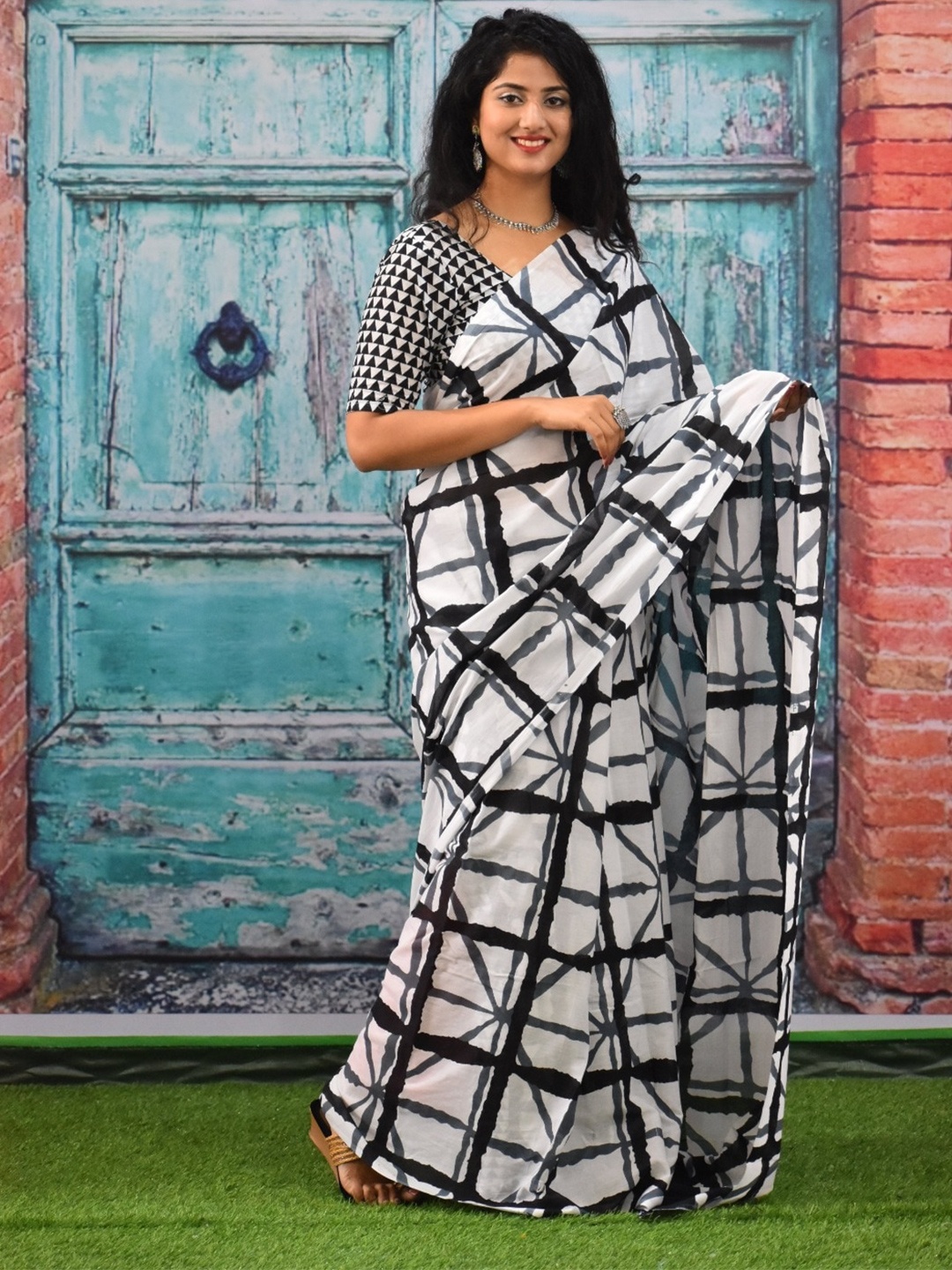 

KIAARON Pure Cotton Geometric Block Print Saree, White