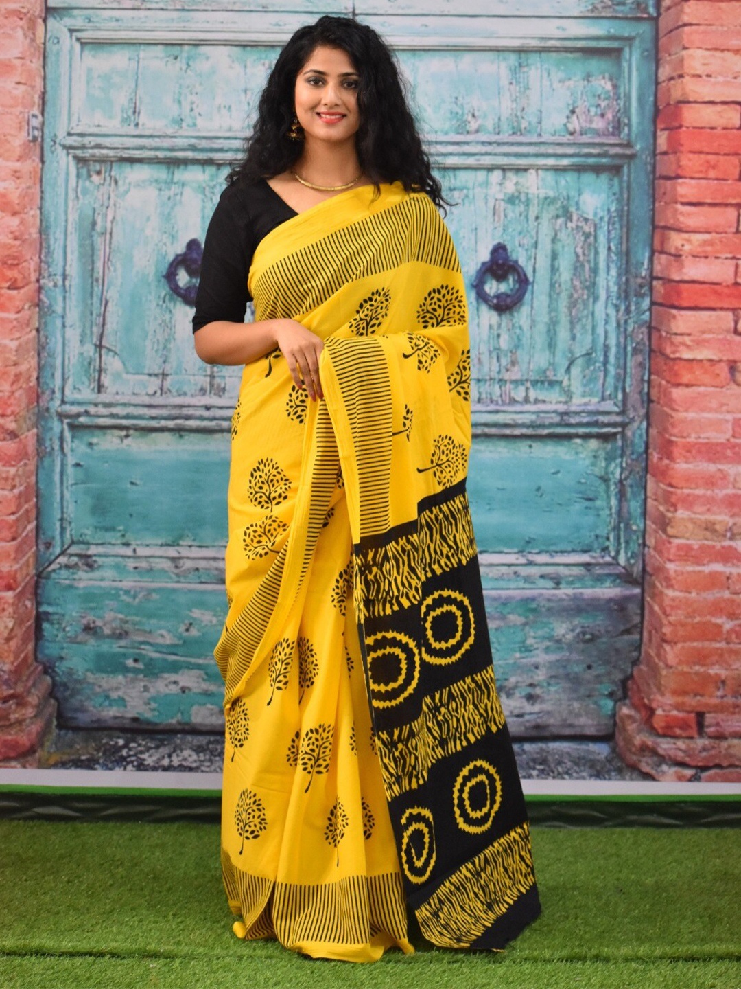 

KIAARON Floral Block Print Pure Cotton Saree, Yellow