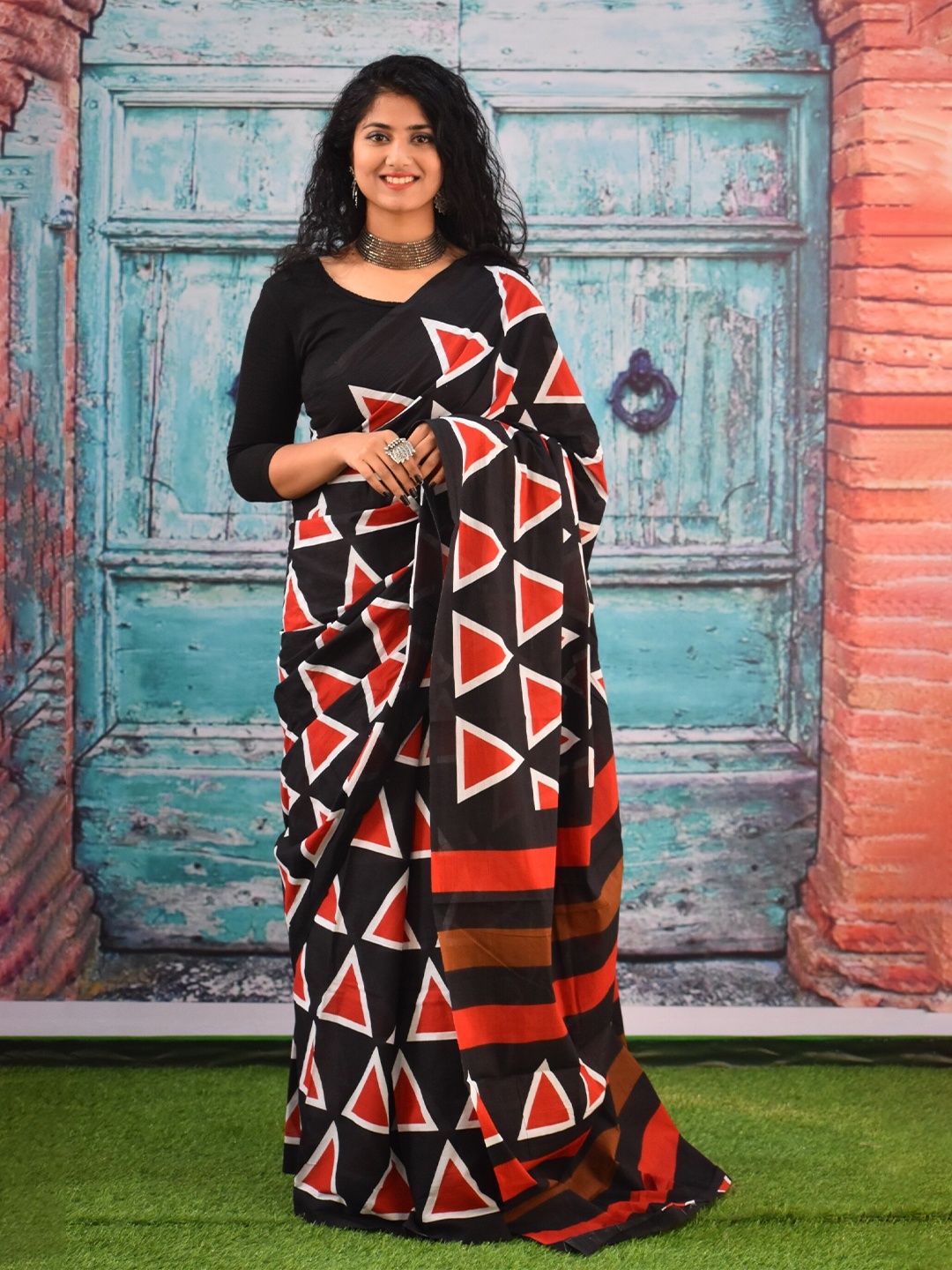 

KIAARON Geometric Pure Cotton Block Print Saree, Black