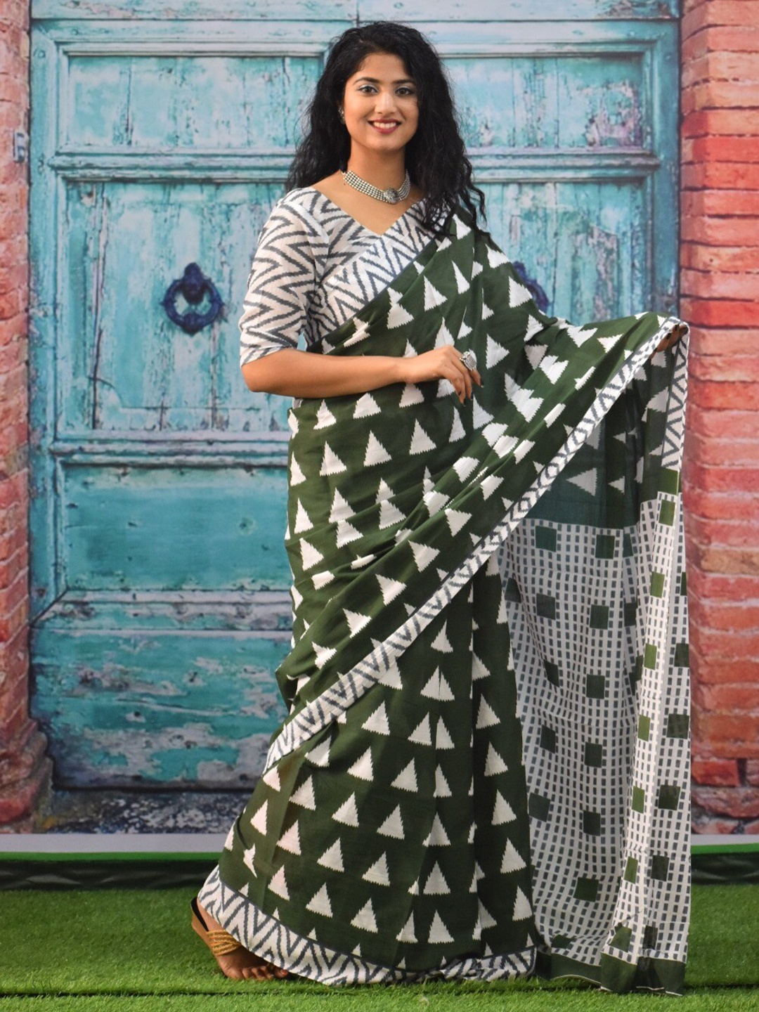 

KIAARON Geometric Pure Cotton Block Print Saree, Green