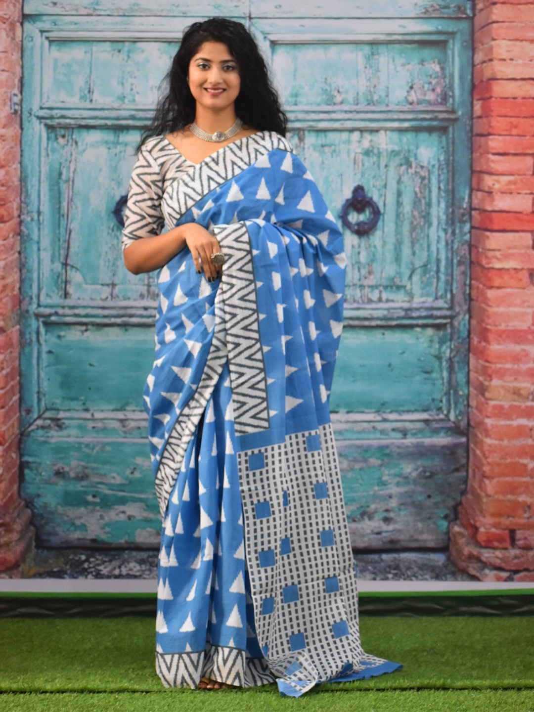 

KIAARON Geometric Pure Cotton Block Print Saree, Blue