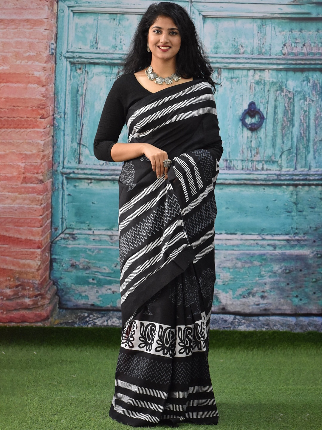 

KIAARON Ethnic Motifs Pure Cotton Block Print Saree, Black