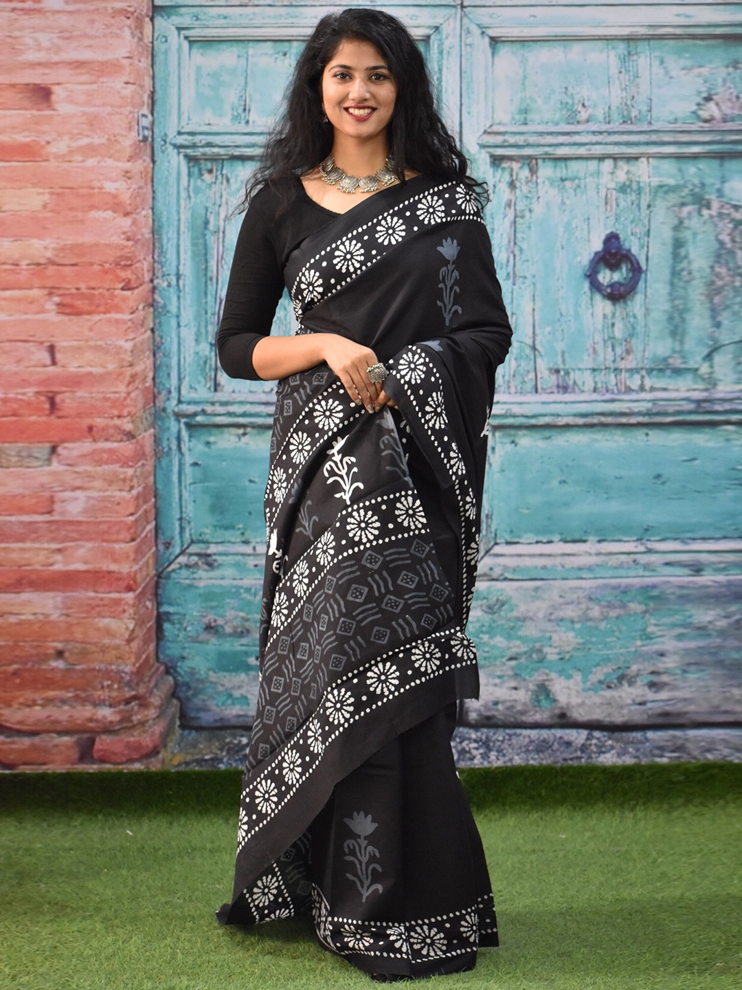 

KIAARON Ethnic Motifs Printed Pure Cotton Saree, Black