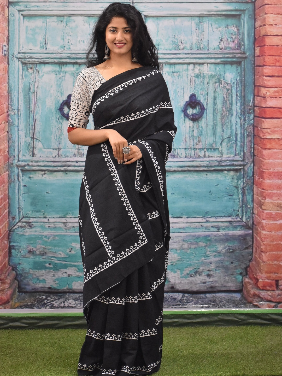 

KIAARON Striped Pure Cotton Saree, Black