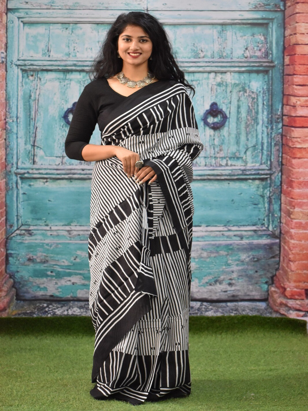 

KIAARON Striped Pure Cotton Block Print Saree, Black