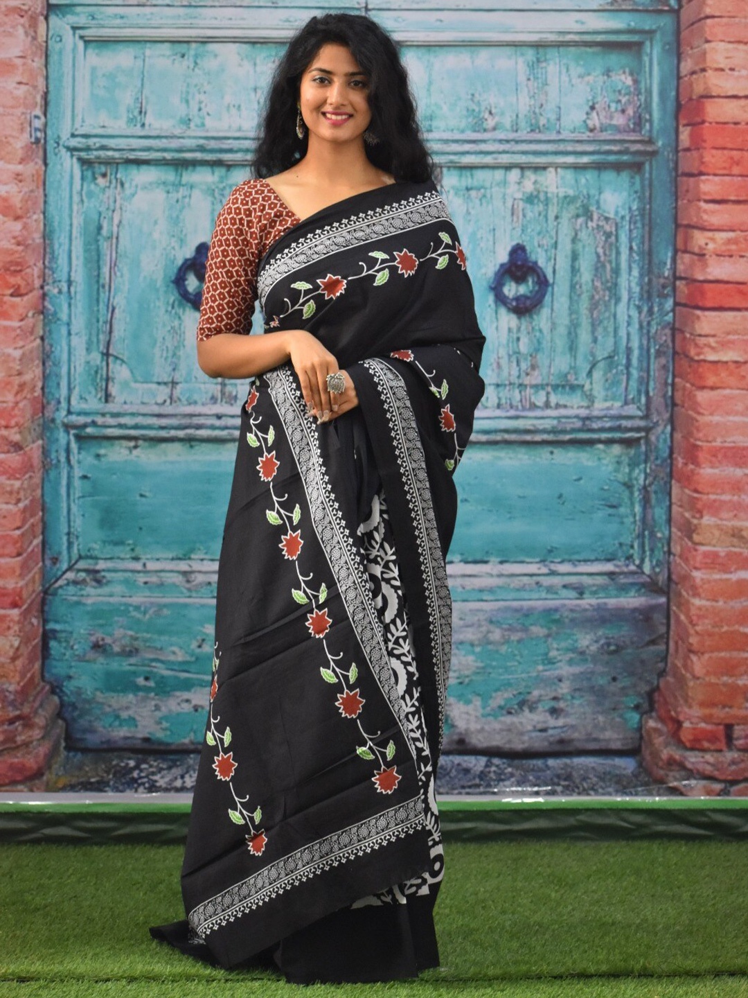 

KIAARON Ethnic Motifs Pure Cotton Block Print Saree, Black