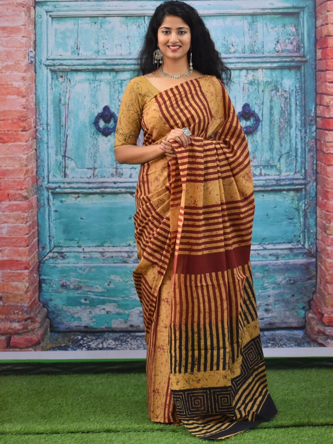 

KIAARON Striped Block Print Pure Cotton Saree, Brown