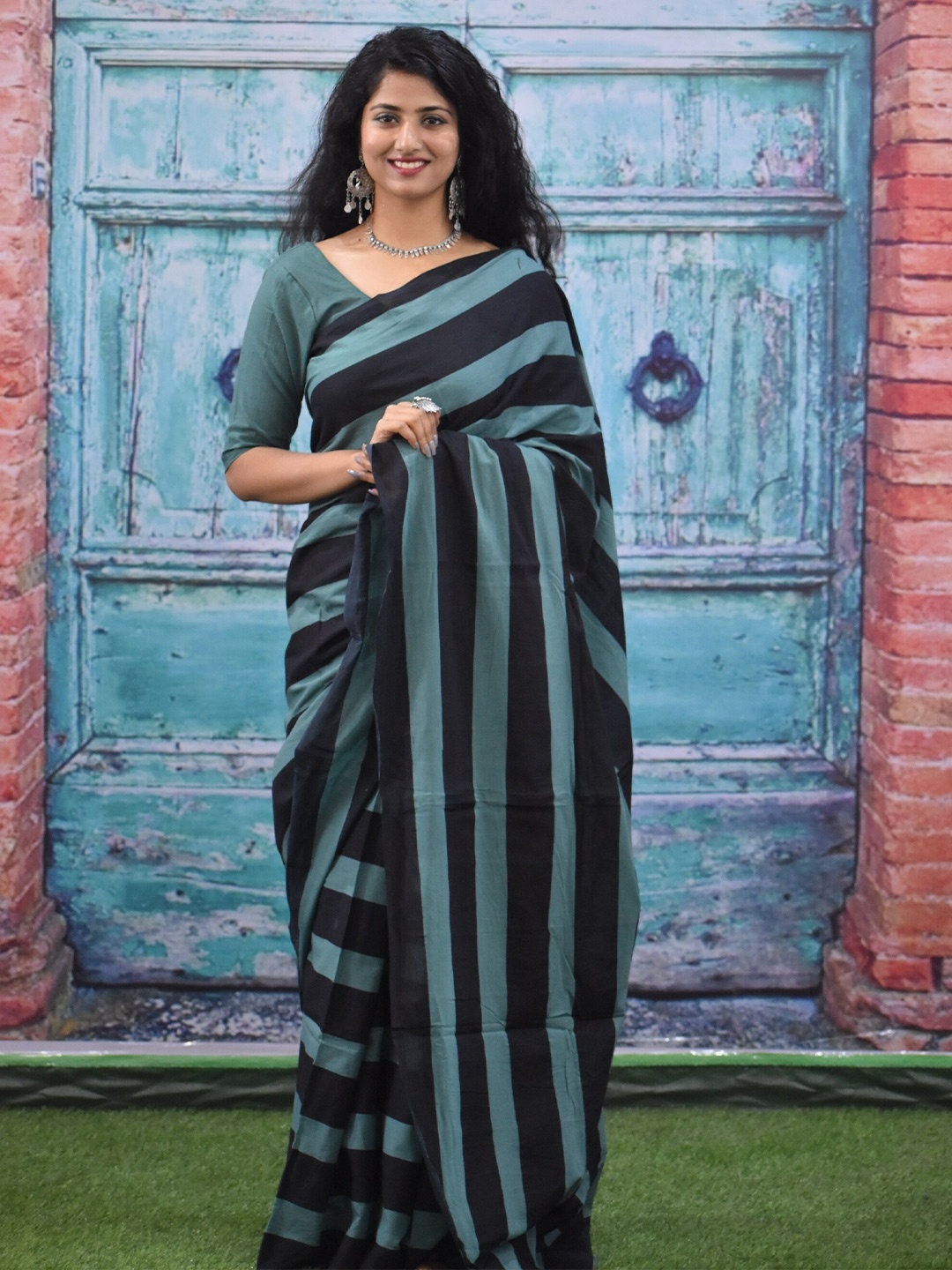 

KIAARON Striped Pure Cotton Block Print Saree, Blue