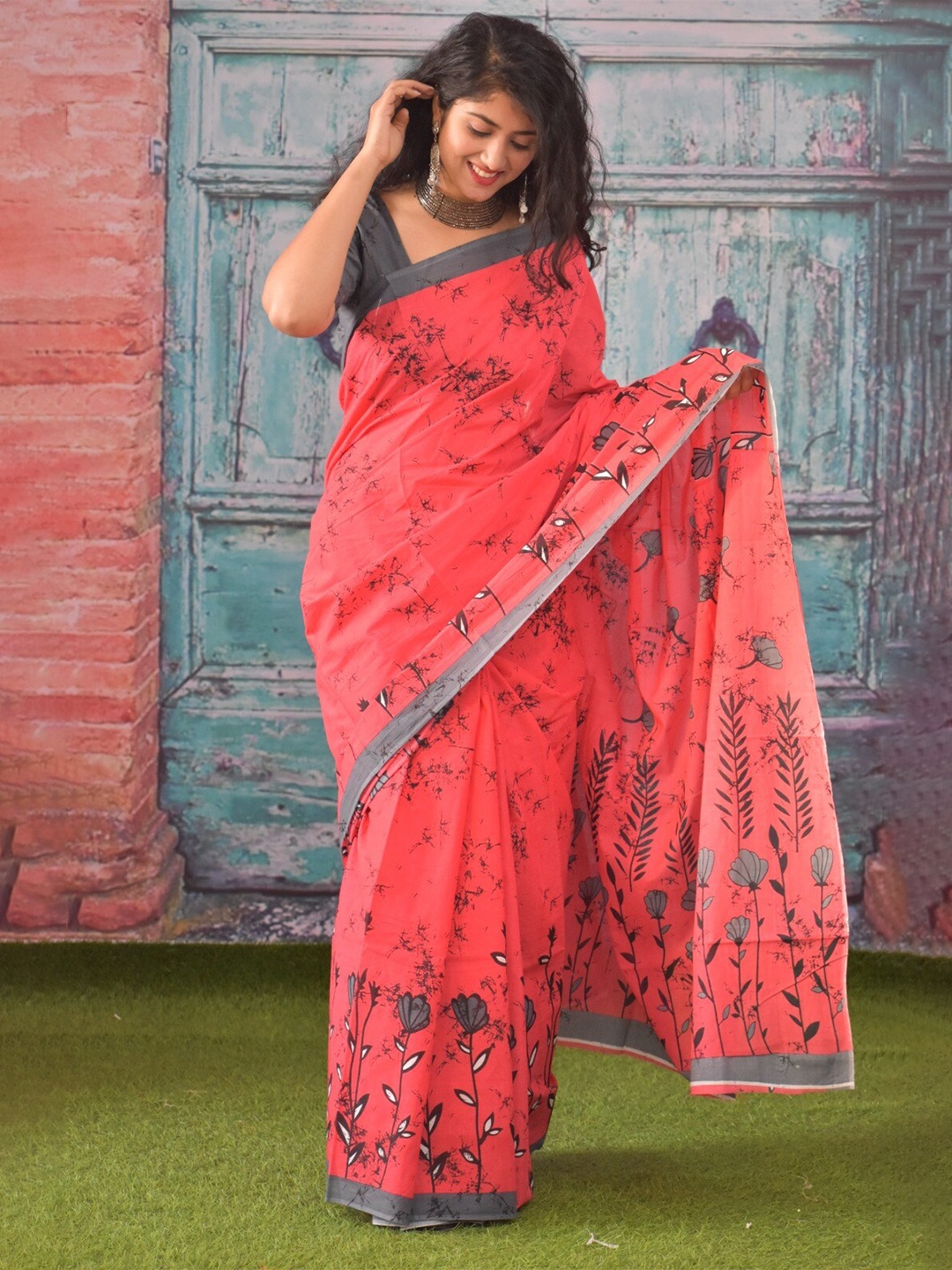 

KIAARON Floral Printed Pure Cotton Saree, Red