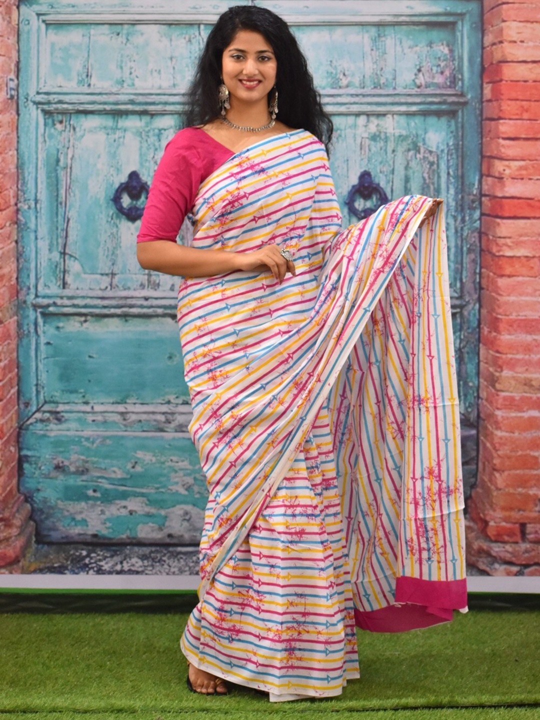 

KIAARON Striped Pure Cotton Block Print Saree, White